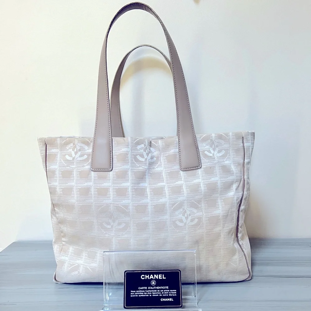 ❤️Authentic CHANEL Tote❤️ - Picture 2 of 16